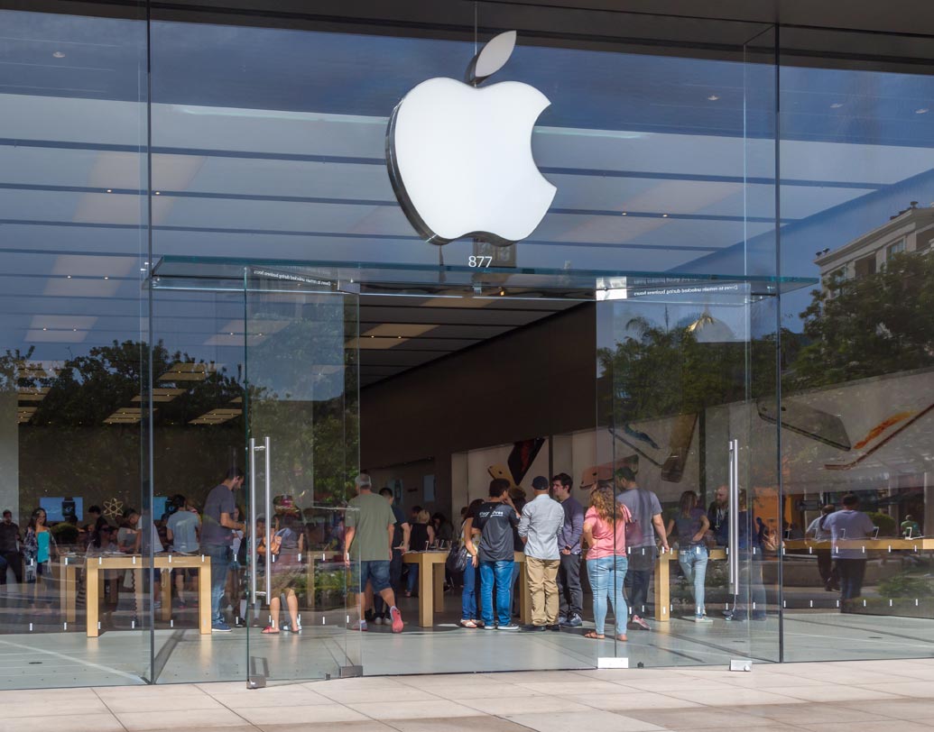 বিশ্বের ১৫০টি দেশে অ্যাপ্‌লের আইফোন ব্যবহার হয়, কোনও দেশের সরকার ওই বিষয়টি নিয়ে যে আপত্তি প্রকাশ করেনি, সে কথাও ভারত সরকারের প্রতিনিধিদের বলেন। তার পরেও তাঁকে উদ্দেশ করে হুমকি দেওয়া হয় বলেও জানিয়েছেন অ্যাপ্‌লের কর্তা