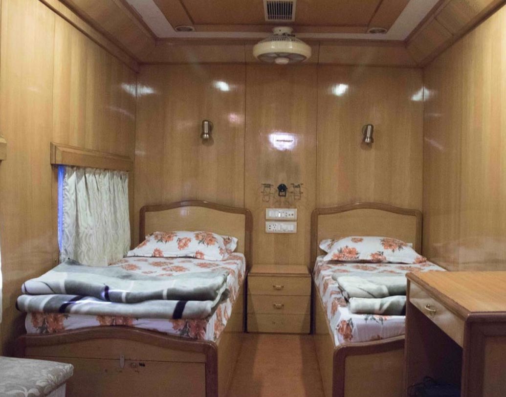 এ বার আম আদমির জন্য ‘সেলুন কার’-এ বিলাসবহুল রেলযাত্রার সুযোগ এনে দিল রেলওয়ে কেটারিং ও ট্যুরিজম কর্পোরেশন (আইআরসিটিসি)। কী এই সেলুন কার? এক কথায় বলতে গেলে চলমান পাঁচতারা হোটেলের বিলাসবহুল এক স্যুইট। জেনে নেওয়া যাক এর সম্পর্কে খুঁটিনাটি।