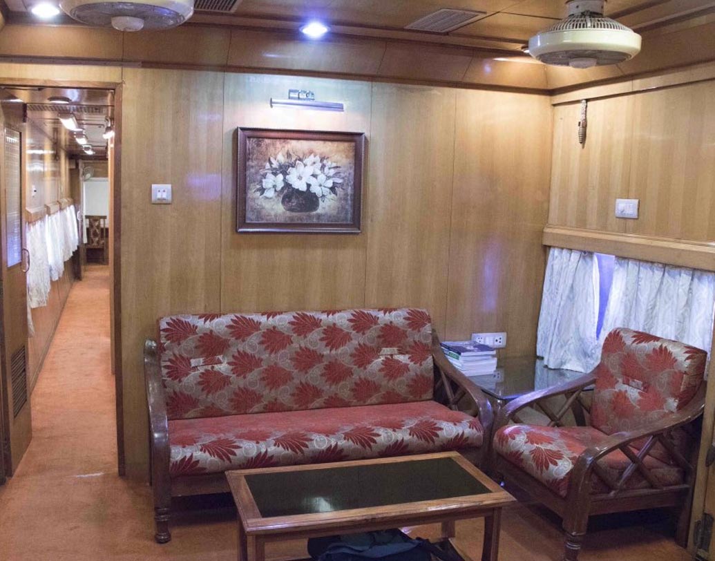 এত দিন রেলের উচ্চপদস্থ আধিকারিক বা ভিভিআইপিদের জন্যই সংরক্ষিত থাকত এই সেলুন কার। রেলের আয় বাড়াতে পর্যটন ক্ষেত্রেও এ বার বেসরকারি সংস্থা দ্বারা পরিচালিত হবে এই প্রকল্প।