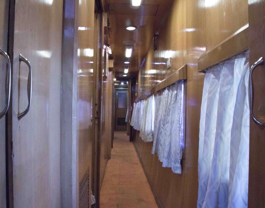 আগে যে সমস্ত এলাকায় বিমান বা সড়ক যোগাযোগ তেমন সুবিধের নয়, সে সমস্ত এলাকায় পর্যবেক্ষনের জন্য এই সেলুন কার-এ যেতেন রেলের আধিকারিকরা।