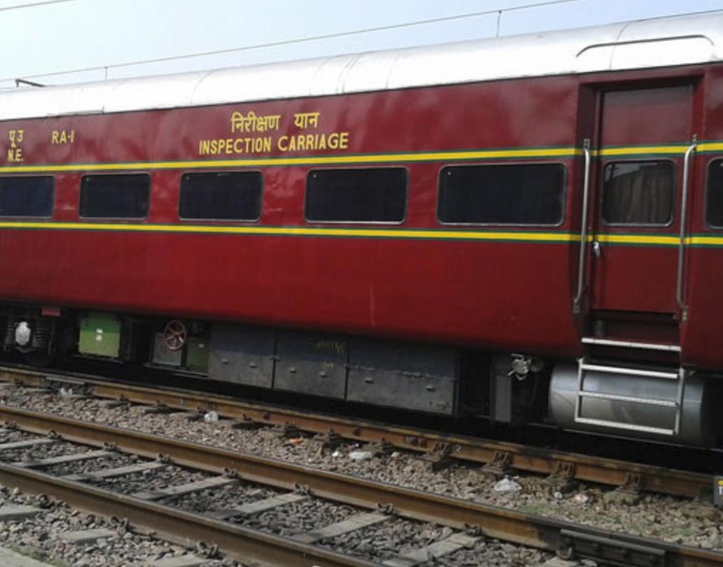 যে কোনও পাঁচতারা হোটেলের বিলাসবহুল ইন্টিরিয়রের সঙ্গে সামঞ্জস্য রেখেই সাজানো হচ্ছে এই সেলুন কারগুলিকে। এখানে রয়েছে ১টি করে লিভিং রুম, ২টি বেডরুম সঙ্গে অ্যাটাচ্‌ড বাথ। এ ছাড়াও একটি ডাইনিং রুম ও একটি রান্নাঘর রয়েছে।