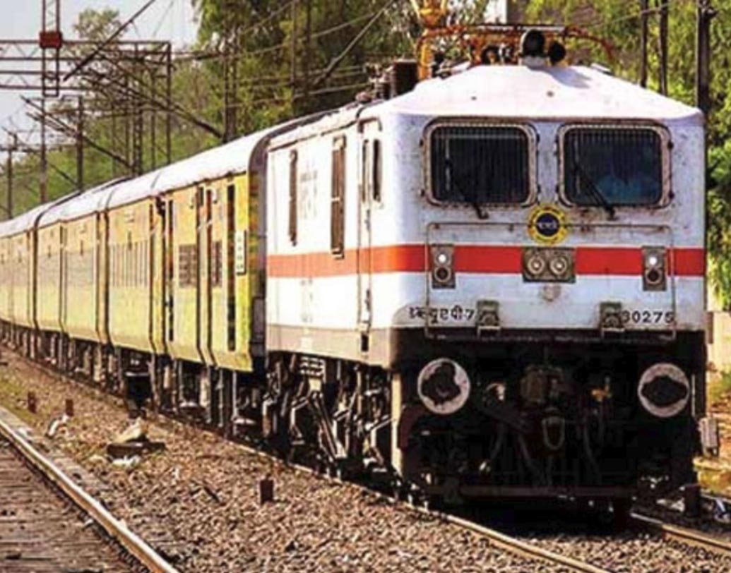 প্রথম বিলাসবহুল সেলুন কারটি জোড়া হয়েছে জম্মু এক্সপ্রেস-এর সঙ্গে। শুক্রবার দিল্লি থেকে যাত্রা শুরু করে কাটরা হয়ে ৪ দিনের সফর সেরে সোমবার সেটি ফিরে এসেছে। ২ লক্ষ টাকা দিয়ে একটি পর্যটন সংস্থা তাদের ৬ পর্যটকের জন্য সেটি বুক করেছিল বলে জানা গিয়েছে।