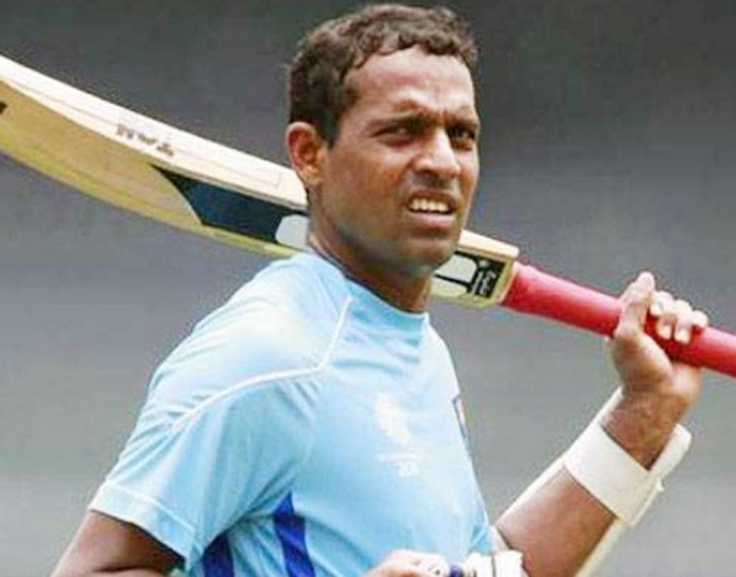 থিলান সামারাবীরা। শ্রীলঙ্কা ক্রিকেটে কুমার সঙ্গকারা এবং মাহেলা জয়বর্ধনে-র সঙ্গে অ্যাঙ্কর ব্যাটসম্যান হিসাবে সামারাবীরা আন্তর্জাতিক ক্রিকেটে যথেষ্ট সফল। বারো বছরের ক্রিকেট কেরিয়ারে ৮১ টেস্টে পাঁচ হাজারের বেশি রান থাকলেও তিনি ওয়ান ডে খেলেছেন ৫৩টি। দুই সেঞ্চুরি-সহ ৮৬২ রান করলেও কোনও ছয় মারেননি সামারাবীরা। আজকাল টেল-এন্ডারদের ব্যাট থেকে ঝুরি ঝুরি ছয় দেখা যায়। সেই দিক থেকে তাঁর কেরিয়ার সত্যিই বিচিত্র।