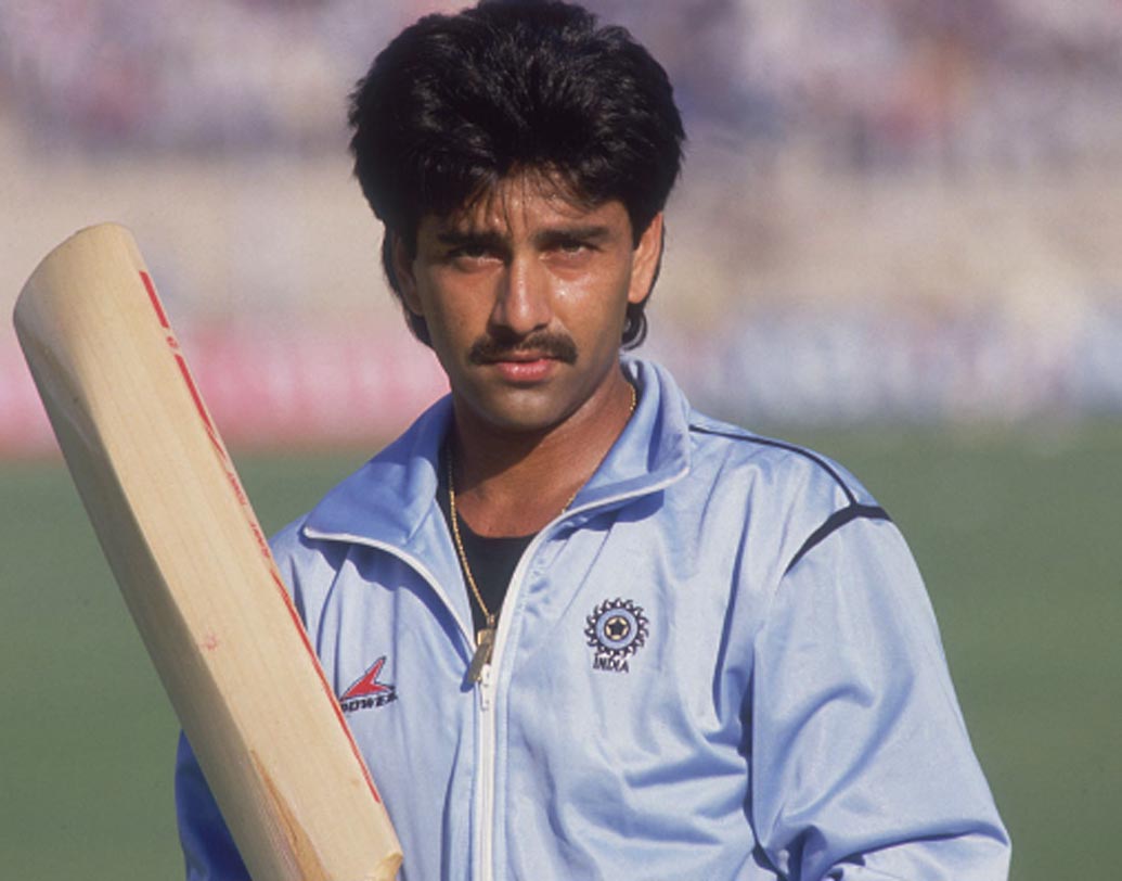 মনোজ প্রভাকর। ১৯৮৪ থেকে ১৯৯৬, ১২ বছর ধরে ভারতীয় দলের হয়ে খেলা এই অল-রাউন্ডার মোট ৩৯টি টেস্ট ও ১৩০টি ওয়ান ডে খেলেছেন। ওডিআই ক্রিকেটে ৯৮ ইনিংসে তাঁর রান ১৮৫৮, যার মধ্যে দুটো শতরান এবং ১১টি অর্ধশতরান রয়েছে। প্রভাকর ১৯৮৭, ১৯৯২ এবং ১৯৯৬ তিন বিশ্বকাপেই ভারতীয় দলের প্রতিনিধিত্ব করেছেন। ওয়ান ডে কেরিয়ারে এত ভাল পারফরম্যান্স থাকলেও একটি বারের জন্যও ছয় হাঁকাননি প্রভাকর।