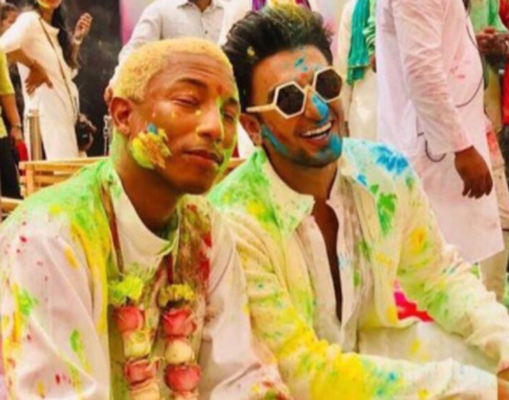 ক’দিন আগেই এ দেশে হোলির উত্সবে মেতেছিলেন ফ্যারেল। রণবীর সিংহের সঙ্গে তাঁর হোলি পার্টির ছবি ভাইরাল হয়েছিল সোশ্যাল মিডিয়ায়।