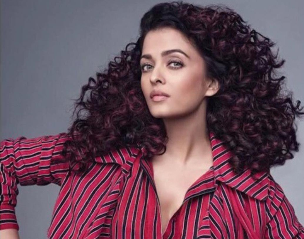 কোঁকড়ানো চুল ও ন্যুড লিপস্টিকে মোহময়ী দেখাচ্ছিল ঐশ্বর্যাকে।