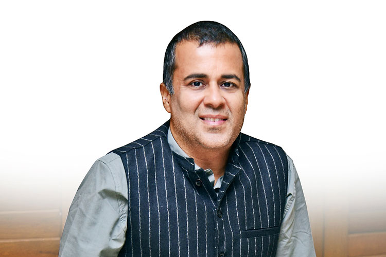 একই সঙ্গে কখনও উরফির সমালোচনা করেননি বলেও দাবি করেছেন লেখক। চেতন বলেছেন, ‘‘ইনস্টাগ্রামে সময় নষ্ট না করে কেরিয়ারে মন দিতে বলার মধ্যে ভুল কিছু নেই বলে আমি মনে করি।’’