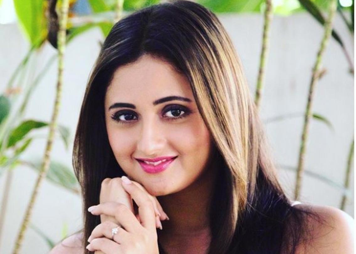 টিভি সিরিয়ালের পরিচিত মুখ রেশমী। কিন্তু ঠিক ন’বছর আগে রেশমী পরিচিত ছিলেন দিব্যা নামে। এই নামে বেশ কিছু আঞ্চলিক সিনেমাও করেছেন তিনি। এরপর তাঁর মা পেশাদার নিউমেরোলজিস্ট-এর কাছে নিয়ে যান তাঁকে। ওই নিউমেরোলজিস্টের পরামর্শ মতোই দিব্যা নাম বদলে তাঁর মা নাম রাখেন রেশমী। এই বদলটা তাঁর কাছে বেশ লাকি বলেই মনে করেন রেশমীও।