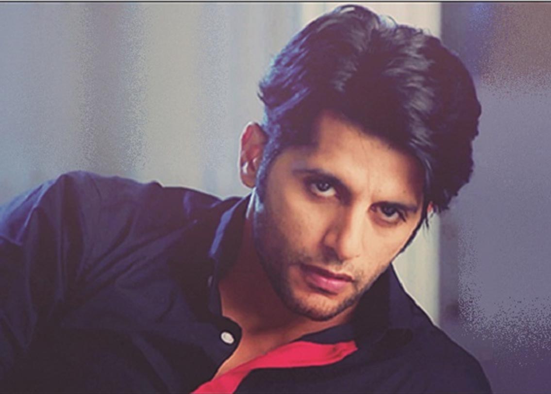 দাদু নাম রেখেছিলেন করণবীর। এটাই ছিল তাঁর বার্থ সার্টিফিকেটের নামও। আর ঠাকুরদা নাম রাখেন মনোজ। ঠাকুরদার মনে করেছিলেন সুপারস্টার মনোজ কুমারের সঙ্গে তাঁর বেশ মিল রয়েছে। করণবীর নিজেও মনোজ কুমারের মতোই অভিনেতা হতে চেয়েছিলেন। তাই ফিল্ম জগতে মনোজ হিসাবেই তিনি পরিচিত হয়ে ওঠেন। কিন্তু ‘কসৌটি জিন্দেগি ক্যায়’ সিরিয়ালটির পর তিনি ফের নিজের পরিচয় করণবীর দিতে শুরু করেন।