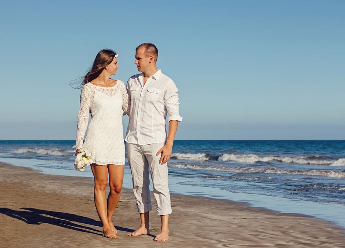 কমপ্লিমেন্টস: প্রশংসা কিন্তু খুব বড় একটা ওষুধ। ছিঁড়ে যাওয়া সম্পর্কের দড়িও আবার শক্ত করে বেঁধে ফেলার ক্ষমতা রয়েছে এর। তাই যখনই সম্ভব তাঁর কাজের প্রশংসা করুন। তবে অবশ্যই তা যেন জোরজবরদস্তি না হয়। এতে হিতে বিপরীত হয়।