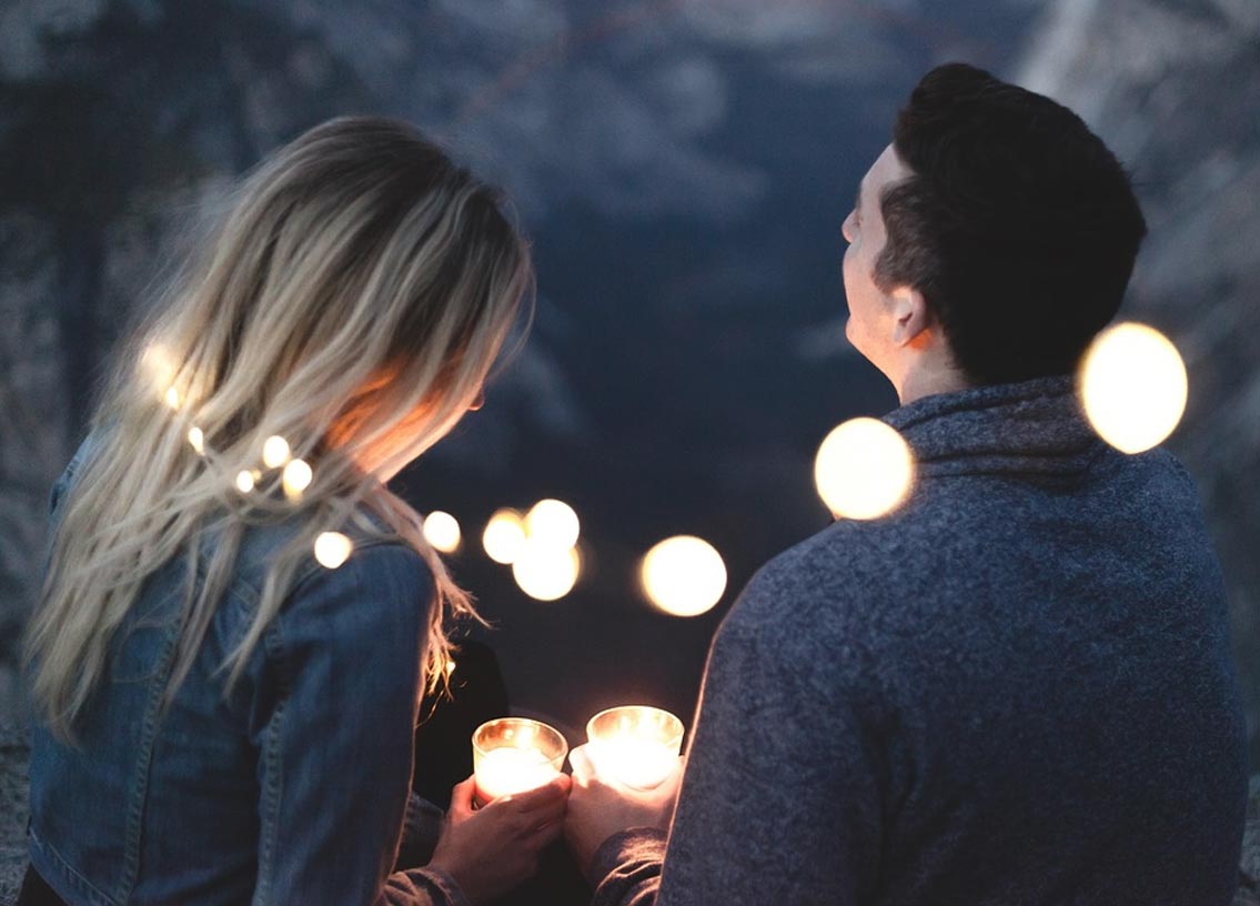 পোশাক: আমরা তো সব সময়ই নিজের পছন্দের পোশাক পরি। নিজের পছন্দমতোই নিজেকে সাজাই। একবার না হয় তাঁর পছন্দে নিজেকে সাজিয়ে তুললেন। এই উইকএন্ডে এভাবেই তাঁর সঙ্গে মুভি দেখতে যান।