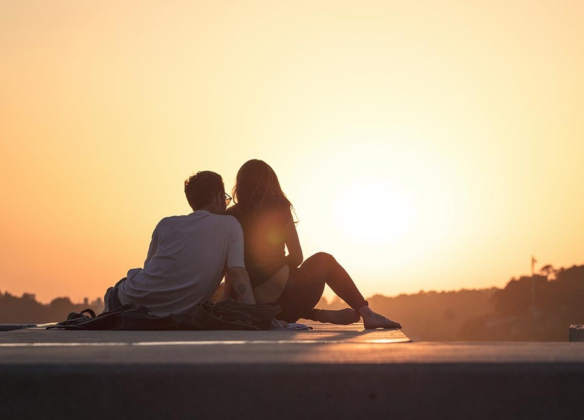 শ্রোতা: অফিসের কাজ, অফিসের কথা বাড়িতে নয়, বাড়ির সময়টুকু শুধু দু’জনেরই থাক। এটাই সাধারণত বলে থাকি আমরা আর এটাই মেনে চলার চেষ্টা করি। তবে মাঝেমধ্যে এই নিয়মকানুন একটু শিথিল করে দেখতে পারেন। অফিসের এমন অনেক কথাই তো থাকে যা হয়তো আপনাকে বলতে পারলে তাঁর ভাল লাগবে।