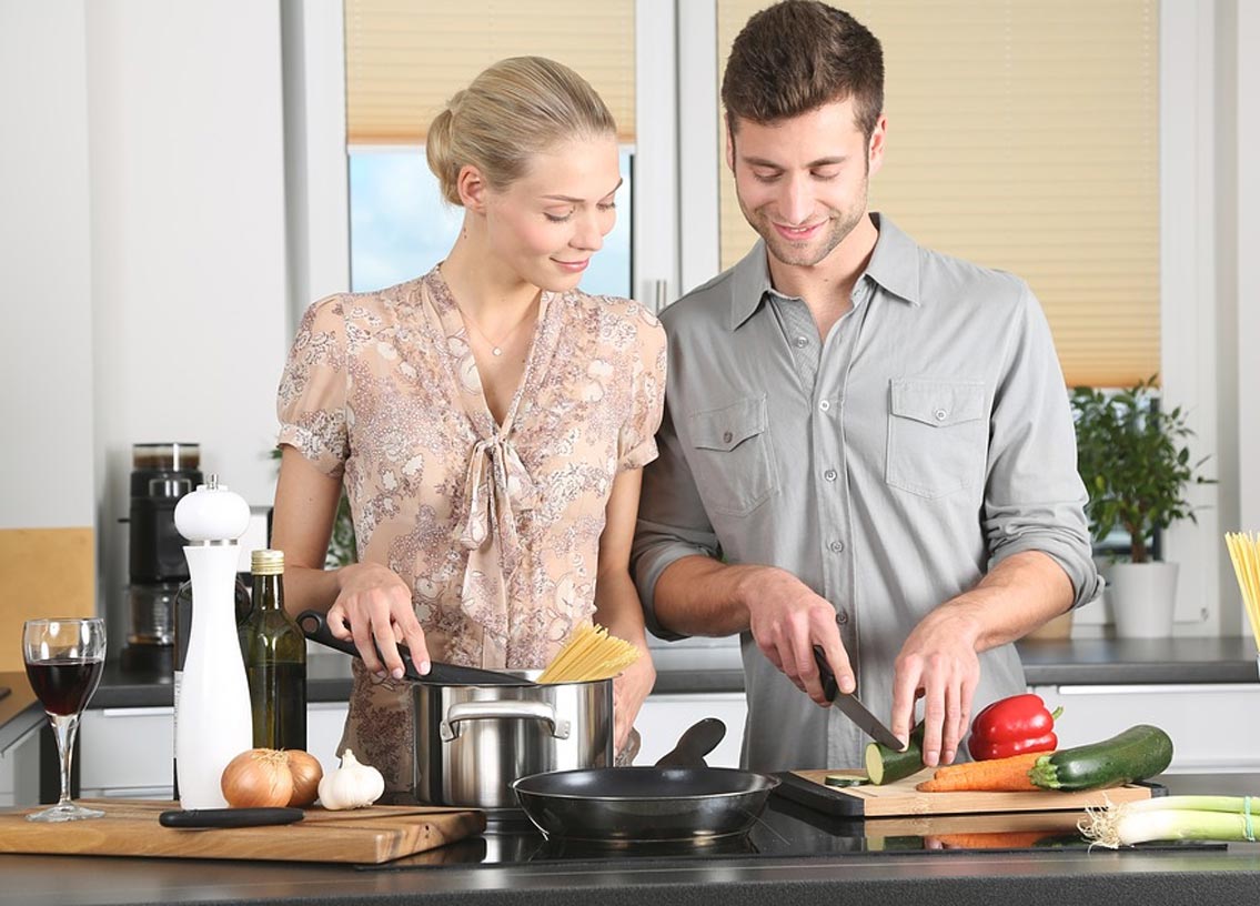 রান্না: সব সময় বাইরের খাবার না খেয়ে সময় পেলে নিজেই বানিয়ে নিন তাঁর পছন্দের কিছু সুস্বাদু রান্না। ভয় পাবেন না, ধরে নিলাম রেস্তরাঁর মতো সুস্বাদু হয়তো হবে না, কিন্তু আপনি বানিয়েছেন এটা জেনেই পার্টনার খুব খুশি হবেন। খুবই উপভোগ করে খাবেন।