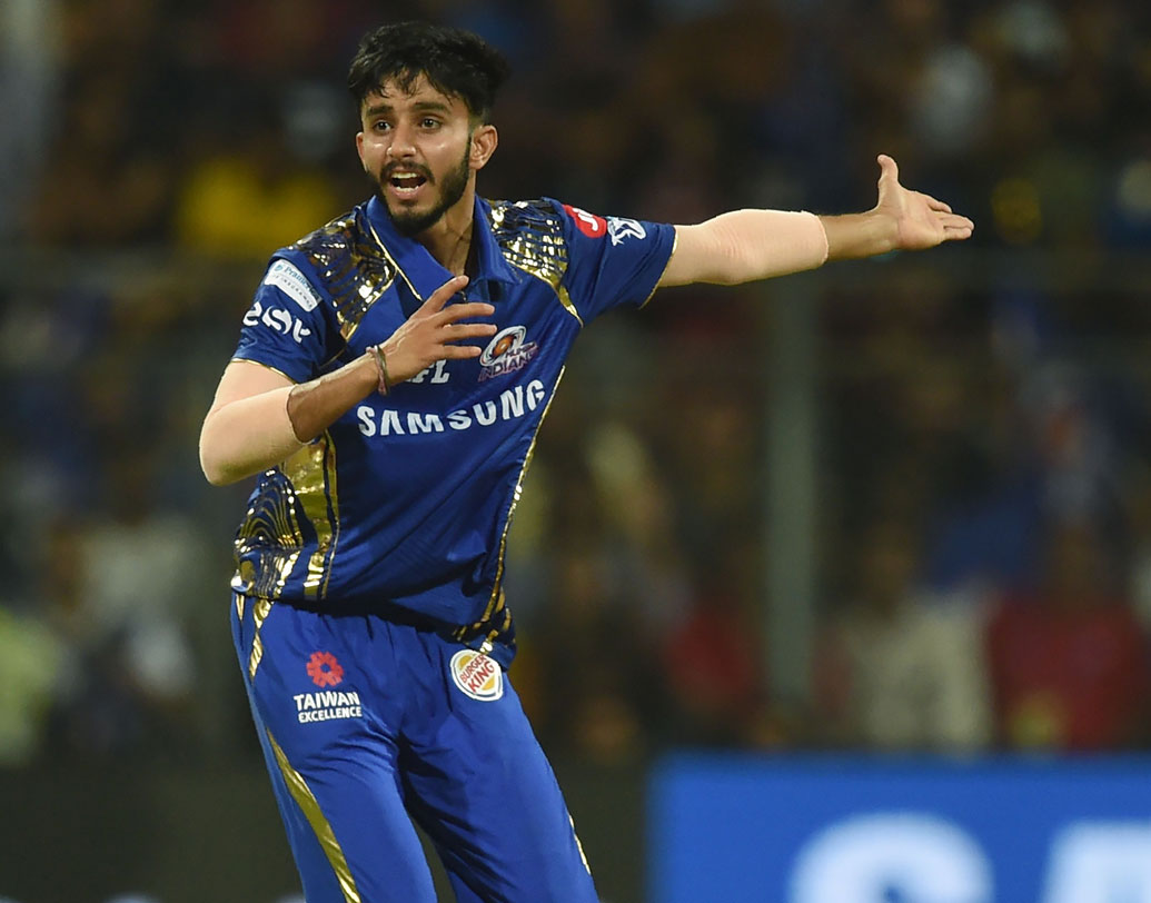 ময়ঙ্ক মার্কান্ডে (মুম্বই ইন্ডিয়ান্স) : আইপিএল নিলামে বেস প্রাইসে মাত্র ২০ লাখ টাকা দিয়ে এই লেগ স্পিনারকে কিনে নেয় মুম্বই ইন্ডিয়ান্স। এই অচেনা ক্রিকেটারটিই এখন মুম্বই বোলিংয়ের বড় ভরসা। সাত ম্যাচ থেকে ১০ উইকেট নিয়ে পার্পল ক্যাপের দৌড়ে রয়েছেন মার্কান্ডে। ছবি: এএফপি।