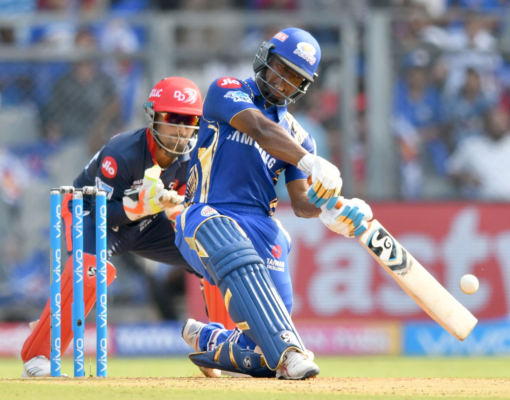 এভিন লিউইস (মুম্বই ইন্ডিয়ান্স): এই ওয়েস্ট ইন্ডিজের ব্যাটসম্যান প্রথম বার আইপিএল খেলতে নেমেই মুম্বই ইন্ডিয়ান্স ব্যাটিং লাইন আপকে ভরসা জোগাচ্ছেন। ইতিমধ্যে ৭ ম্যাচে ১৯৪ রান করে ফেলেছেন লিউইস। ভবিষ্যতে যে তাঁর দিকে নজর থাকবে ক্রিকেট বিশ্বের তাতে সন্দেহ নেই। ছবি: এএফপি।