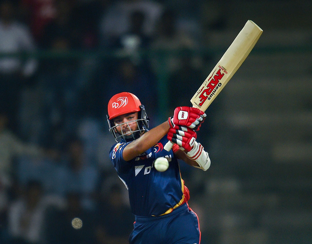 পৃথ্বী শ: আগের ম্যাচে দারুণ ব্যাট করেছিলেন। ওপেনিং জুটিতে নির্ভর করে বড় রান তুলেছিল দিল্লি। স্বাভাবিক ভাবেই পৃথ্বীর দল থেকে বাদ পড়ার কোনও সম্ভাবনা নেই। ছবি: পিটিআই।