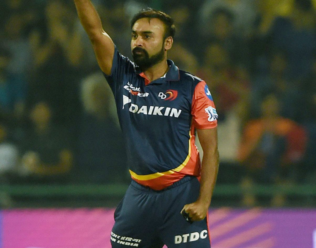 অমিত মিশ্র: কলকাতার বিরুদ্ধে বেশ টাইট বোলিং করেছিলেন। মাত্র ২৩ রান দিয়ে দু’টি উইকেটও পান। ফলে তাঁর দলে থাকা কার্যত নিশ্চিত। ছবি: এএফপি।