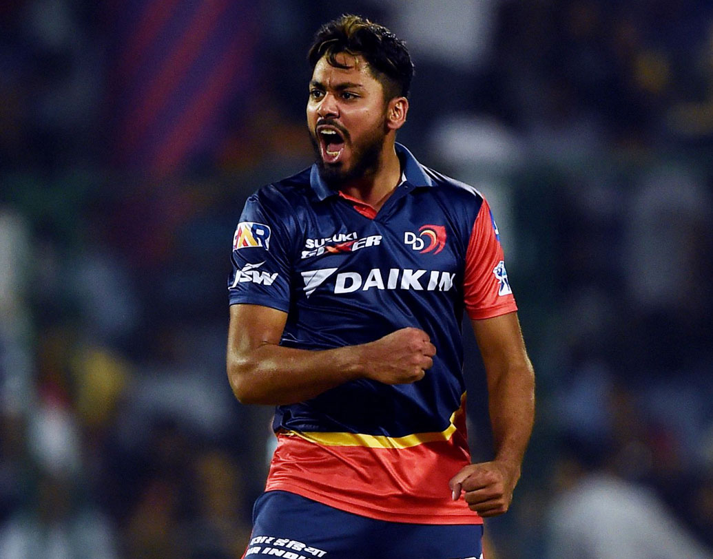 আবেশ খান: কলকাতার বিরুদ্ধে গুরুত্বপূর্ণ সময় দু’টি উইকেট নিয়ে ম্যাচের চেহারা পাল্টে দিয়েছিলেন। স্বাভাবিক ভাবেই আবেশ খানের উপর ভরসা রাখতে চলেছেন অধিনায়ক শ্রেয়াস। ছবি: এএফপি।