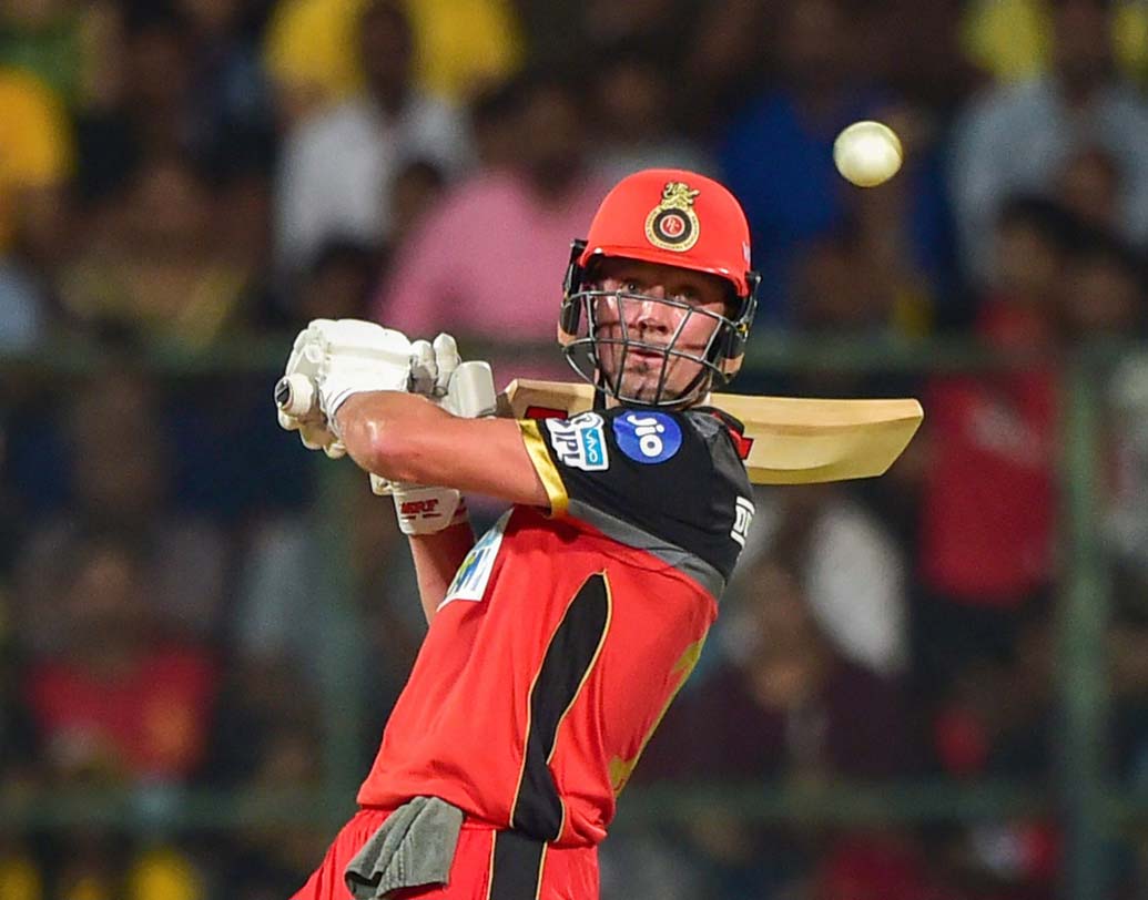 জ্বরের জন্য ম্যাচে খেলতে পারেননি এবি ডিভিলিয়ার্স। এবি-র অনুপস্থিতি ম্যাচ শুরুর আগেই ব্যাকফুটে ঠেলে দিয়েছিল বিরাটদের।