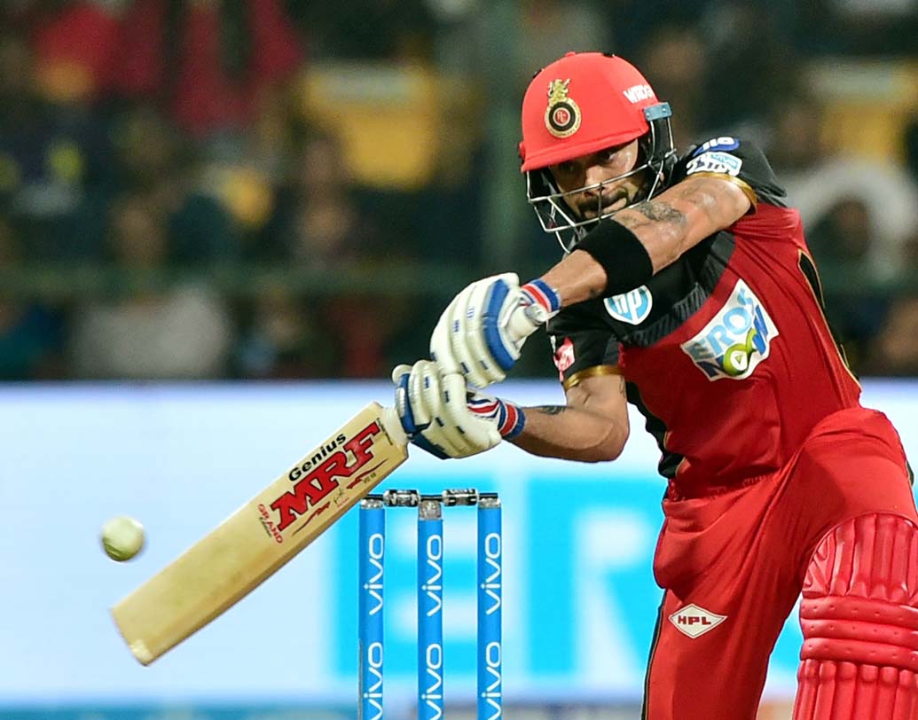 আরসিবির ব্যাটিং বিপর্যয়। অধিনায়ক বিরাট কোহালি ছাড়া কিছুটা বলার মতো রান করেছিলেন শুধুমাত্র দুই ওপেনার ডি’কক, ম্যাকালাম। তবে তাঁদেরও স্ট্রাইক রেট ছিল বেশ কম। মিডল অর্ডারের ব্যর্থতায় রানের গতি বেশ কিছুটা ধাক্কা খেয়ে যায়।