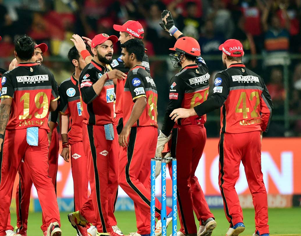 আরসিবিকে ডুবিয়ে দিল তাদের ফিল্ডিং। লিন যখন সাত রানে, তাঁর সহজ ক্যাচ ছাড়েন মুরুগান অশ্বিন। পরে অশ্বিন দু’টো উইকেট পেলেও ওই ক্যাচ ফেলার মাশুল দিতে হল। লিন চোট সারিয়ে প্রত্যাবর্তনের পর থেকে যত ম্যাচ খেলছেন, তত সাবলীল দেখাচ্ছে। রবিবারও যেমন দেখা গেল।