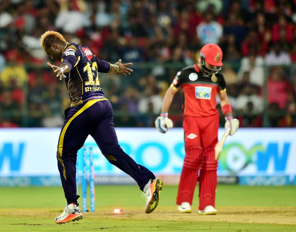 কেকেআর একদম ফর্মুলা অনুযায়ী খেলল। জোড়া স্পিনার দিয়ে বোলিং শুরু করে। পীযূষ চাওলা এবং নারাইন। চাওলার শুরুটা ভালই হয়েছিল। পরে আরসিবি-কে বড় ধাক্কা দিয়ে গেলেন রাসেল। একেবারে জোড়া উপহার। প্রথম ওভার বল করতে এসেই তুলে নিলেন ব্রেন্ডন ম্যাকালাম এবং মনন ভোরাকে। পরে দ্বিতীয় স্পেলে এসে মনদীপ সিংহকে।