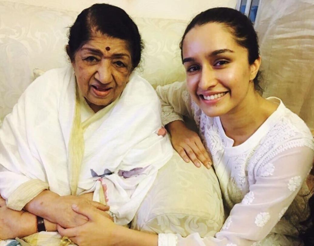 শ্রদ্ধা কপূর-লতা মঙ্গেশকর: ভাবছেন তো এঁদের দু’জনের মধ্যে কী সম্পর্ক? শ্রদ্ধার দাদু লতা মঙ্গেশকর এবং আশা ভোঁসলের খুড়তুতো ভাই। এ বার বুঝলেন তো অভিনয়ের পাশাপাশি শ্রদ্ধা গানেও এত পারদর্শী কেন!