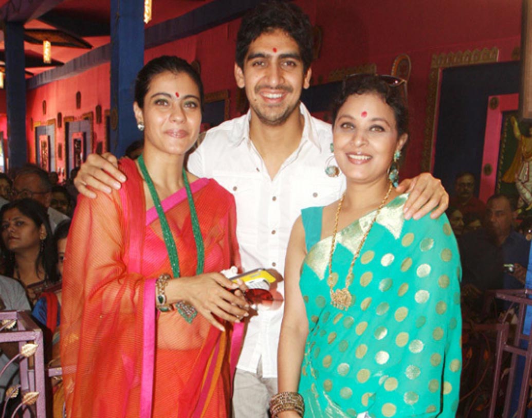 কাজল, অয়ন মুখোপাধ্যায়, শর্বাণী মুখোপাধ্যায়: কাজল, অয়ন এবং শর্বাণী সম্পর্কে ভাইবোন। কাজলের বাবা শমু মুখোপাধ্যায়, অয়নের বাবা দেব এবং শর্বানির বাবা রোনো সম্পর্কে ভাইবোন।