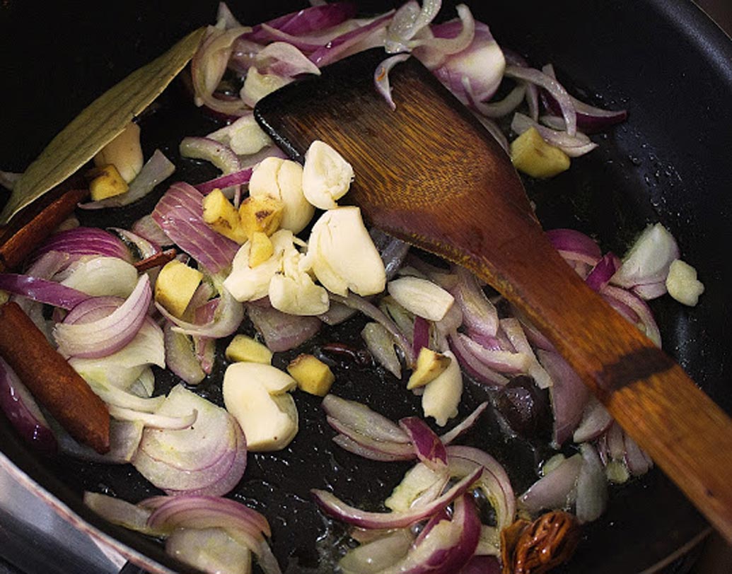ফ্রাইং প্যানে তেল গরম করে গোটা গরম মশলা ফোড়ন দিন। সুন্দর গন্ধ বেরোলে পেঁয়াজ কুচি, আদা কুচি, রসুন কুচি দিয়ে নাড়তে থাকুন।
