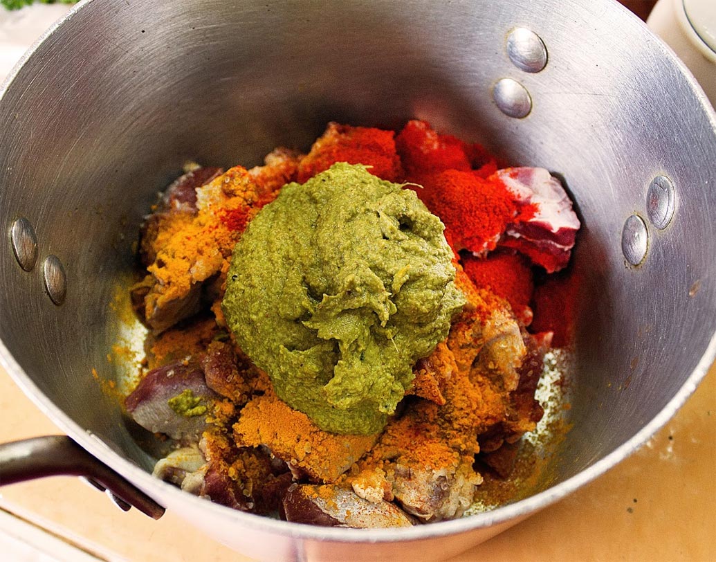 ১টা বাটিতে মাটন, ২ চা চামচ ঘি, গুঁড়ো হলুদ, লাল লঙ্কা গুঁড়ো, জিরে গুঁড়ো, ধনে গুঁড়ো, নুন ও ১ টেবল চামচ নারকেল, আদা-রসুন বাটা দিয়ে ভাল করে ম্যারিনেট করে ৪৫ মিনিট রাখুন।