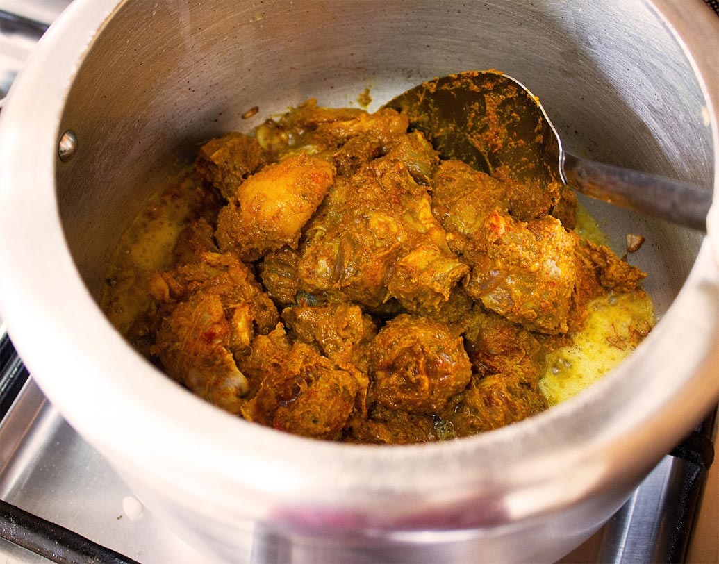 পেঁয়াজ স্বচ্ছ, সোনালি করে ভাজা হলে ম্যারিনেট করা মাটন দিন। চাপা দিয়ে রান্না করুন যতক্ষণ না মাটনের জল পুরো শুকিয়ে যাচ্ছে। এ বার ৪ কাপ জল দিয়ে ৬-৭টা হুইসল ওঠা পর্যন্ত মাংস সিদ্ধ করুন।