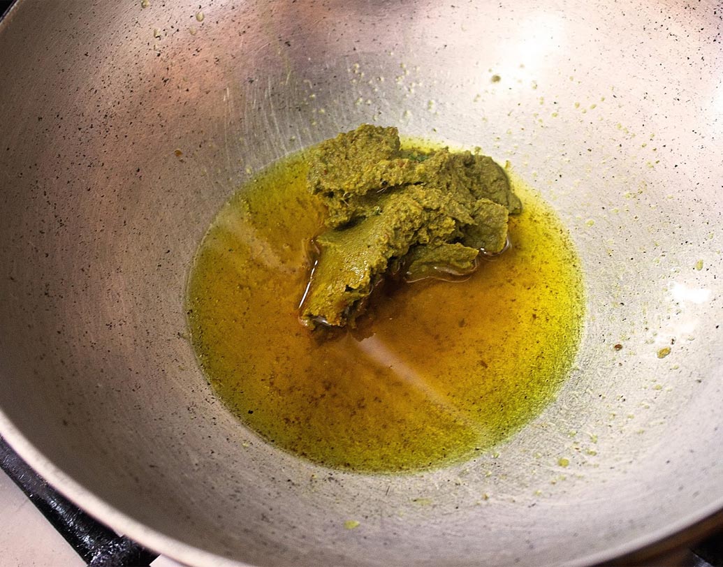 কড়াইতে বাকি ঘি গরম করে ১ টেবল চামচ নারকেল, আদা-রসুন বাটা দিয়ে ২ মিনিট নাড়তে থাকুন। যতক্ষণ না বাটা মশলা তেল ছাড়ছে।