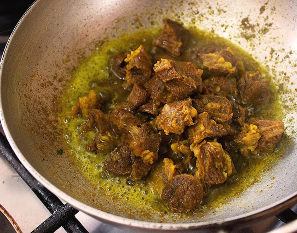 এ বার প্রেশার কুকার থেকে মাটন তুলে কড়াইতে দিন ও ১ কাপ স্টক দিন।