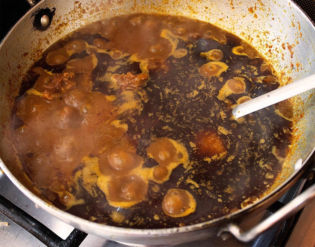 মাধারি আঁচে রান্না করতে থাকুন যতক্ষণ না স্টক পুরোপুরি শুকিয়ে যাচ্ছে। যদি মনে হয় মাটন ভাল করে সিদ্ধ হয়নি তা হলে আরও একটু স্টক দিন। শুকিয়ে যাওয়া পর্যন্ত রান্না করুন।