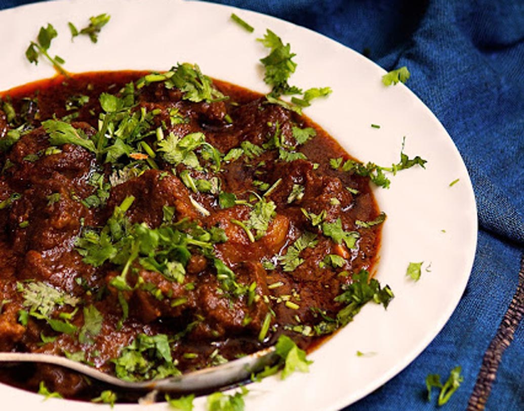 মাটন পুরোপুরি সিদ্ধ হয়ে গেলে গরম মশলা গুঁড়ো ও ধনেপাতা কুচি ছড়িয়ে আঁচ বন্ধ করে দিন। গরম ভাত বা চাপাটির সঙ্গে পরিবেশন করুন মাটন সুখা।