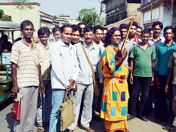 গান গেয়ে প্রচার করছেন তৃণমূল প্রার্থী বাউল শিল্পী মানিক হাজরা। ছবি: কল্যাণ আচার্য