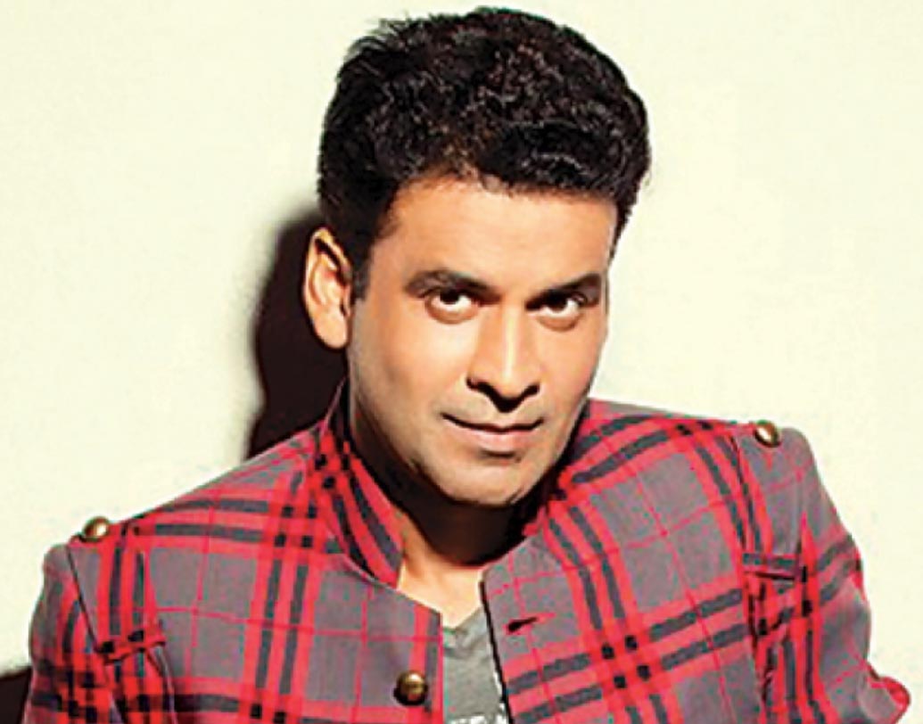 অভিনয় দিয়ে দর্শকদের মন জয় করে নিয়েছেন সেই কবেই। জানেন কি অভিনেতা মনোজ বাজপেয়ী এসেছেন নেপাল সীমান্তের কাছে ছোট্ট একটি গ্রাম থেকে। বিহারের পশ্চিম চম্পারণ জেলার বেলয়া গ্রামেই জন্ম মনোজের। সেখান থেকে এসেই দর্শকদের মনে পাকা জায়গা করে নিয়েছেন তিনি।