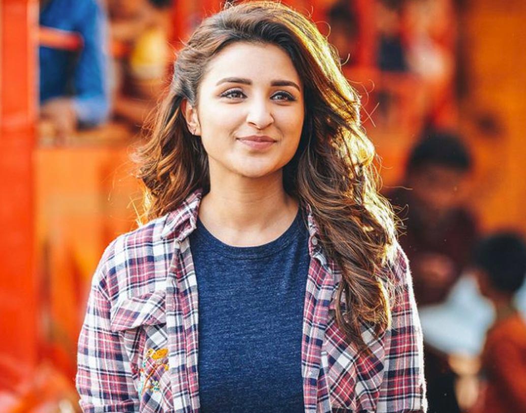 হতেই পারেন তিনি প্রিয়ঙ্কা চোপড়ার বোন। কিন্তু বলিউডে কম কাঠখড় পোড়াতে হয়নি পরিণীতি চোপড়াকে। হরিয়ানার অম্বালা শহর থেকে উঠে এসেছেন পরিণীতি। সেখানে বহু দিন ব্যাঙ্কে কাজ করতেন পরি। কিছু দিনের মধ্যেই পাড়ি দেন মুম্বই। লেগে পড়েন যশ রাজ ফিল্মসে পাবলিক রিলেশনসের কাজে। তার পর হঠাৎই অভিনয়ের কল্কে পেয়ে যান পরিণীতি চোপড়া।