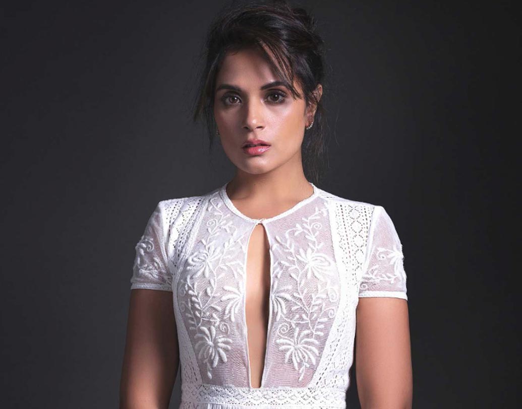 বলিউডে রিচা চাড্ডার জার্নিটা খুব একটা সহজ ছিল না। কঠিন কসরতের পর আজ তিনি প্রতিষ্ঠিত। অমৃতসরে জন্মে অভিনয় নিয়ে পড়াশোনা করতে দিল্লি চলে আসেন রিচা। আর সেখান থেকেই মুম্বইতে এসে মসান, ফুকরে, গ্যাঙ্গস অব ওয়াসিপুরের মতো ছবিতে অভিনয় করেছেন তিনি।