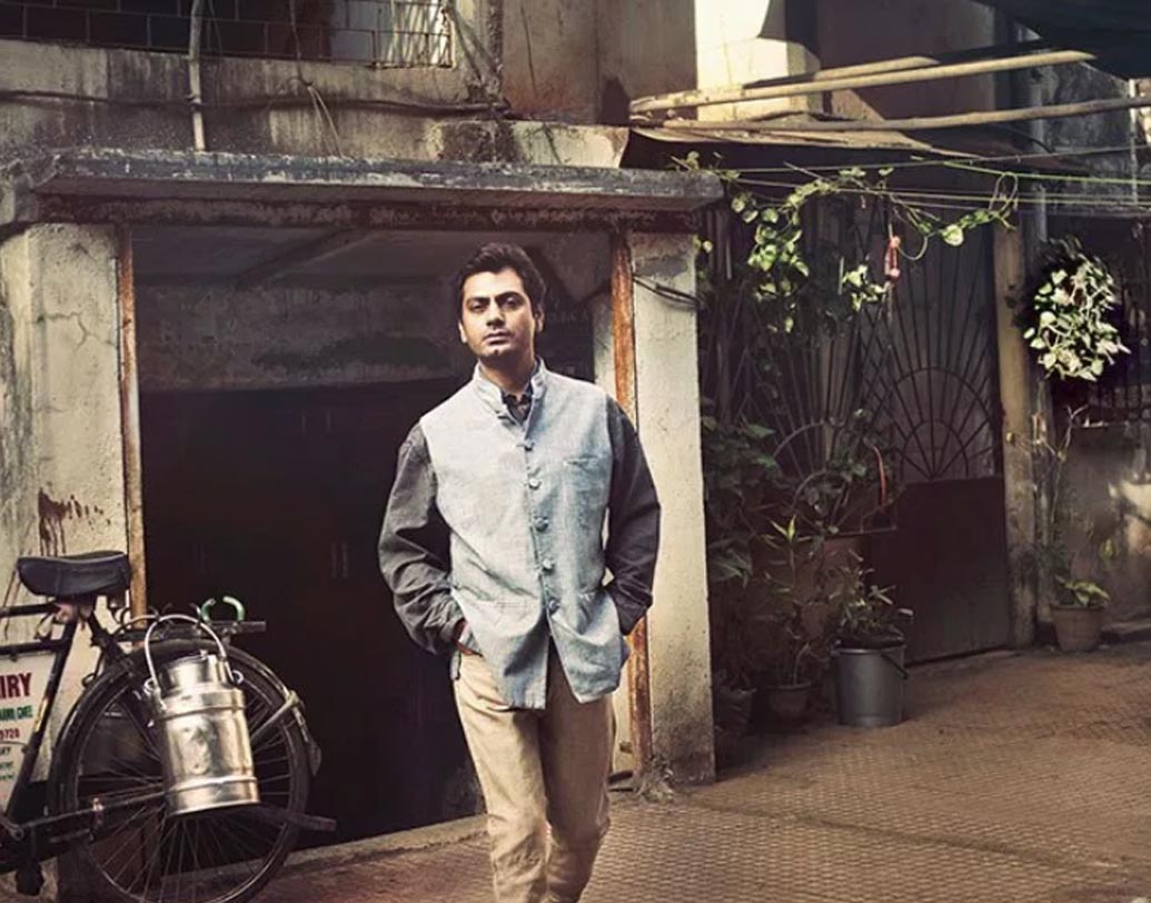 নওয়াজউদ্দিন সিদ্দিকি এই মুহূর্তে বলিউডের সবচেয়ে চর্চিত নাম। তাঁর অভিনয়ে মুগ্ধ গোটা বলিউড। উত্তরপ্রদেশের মুজফ্ফরনগরের ছোট্ট শহর বুধানাতে জন্মগ্রহণ করেন নওয়াজ। আজও মাঝেমধ্যেই ফাঁক পেলেই নিজের গ্রামে গিয়ে চাষের কাজে লেগে পড়েন তিনি।