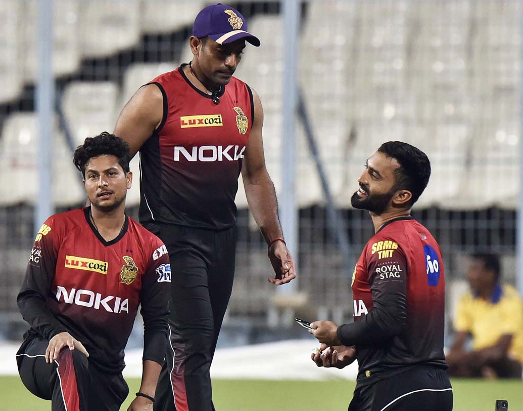 ইতিহাস: আইপিএলের সব চেয়ে আলোচিত দল। মালিকের নাম শাহরুখ খান হলে সেটা হওয়াই স্বাভাবিক। আইপিএল শুরু হয়েছিল শাহরুখ-সৌরভ জুটি দিয়ে। তার পরে অবশ্য নিলামে সৌরভের নাম ডাকার সময় নিশ্চুপ হয়ে বসে থাকা কেকেআর-কে নিয়ে বিতর্কের ঝড় বয়ে গিয়েছে। তিন বছর হয়ে যাওয়ার পরেও ট্রফির খোঁজ না পেয়ে শাহরুখের দল অধিনায়ক করে নিয়ে আসে গৌতম গম্ভীর-কে। দিল্লির বাঁ হাতি ওপেনার এসে দু’বার চ্যাম্পিয়ন করেন নাইটদের। এ বার সেই গম্ভীরকেও ছেড়ে দেওয়া হল। নিলামে শাহরুখের দলের চমক দেওয়া চলছেই। খুব জনপ্রিয় কোনও ক্রিকেটার এ বারেও তারা নেয়নি। বরং নিলামে মিতব্যায়ী হয়ে কাটিয়েছে বলে সমালোচিত হয়েছে। যেখানে সর্বাধিক ২৫ জনকে দলে রাখা যায়, সেখানে নাইট রাইডার্স এ বারে রেখেছে ১৯ জনকে।