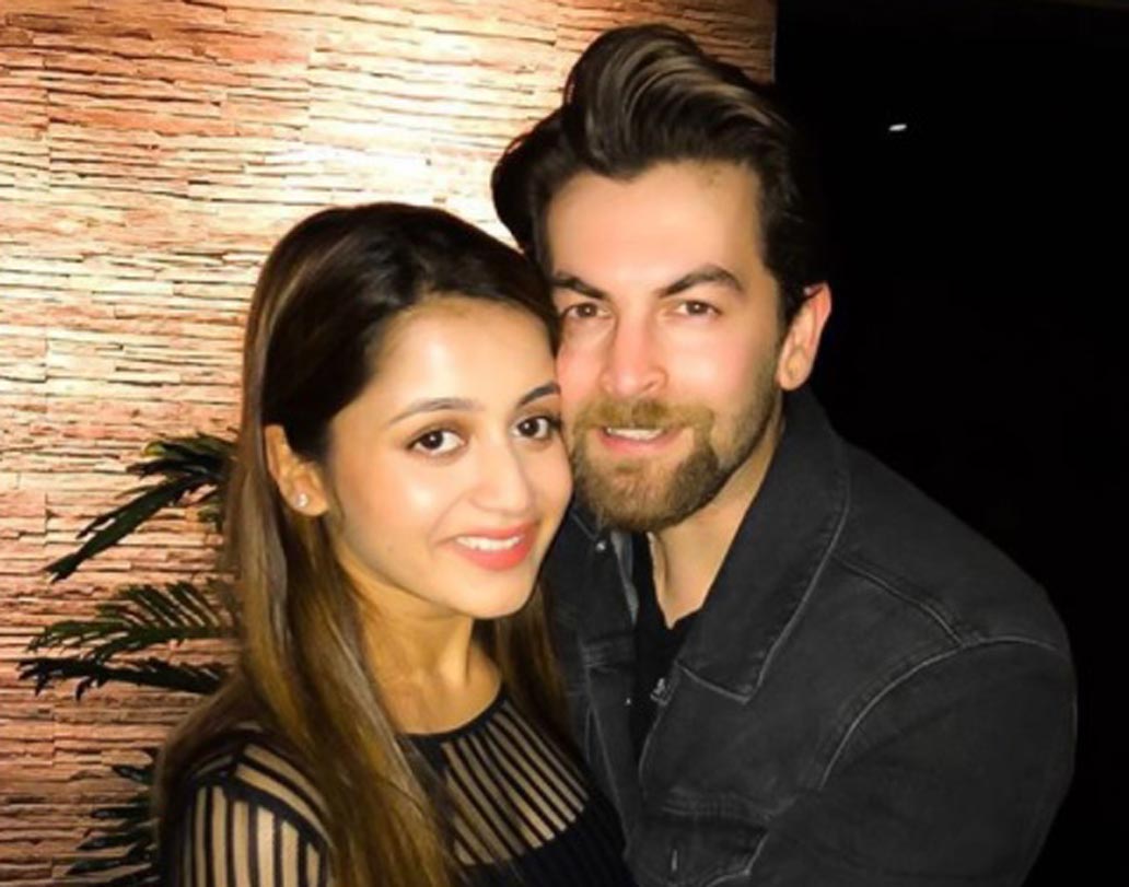 বলি অভিনেতা নীল নীতীন মুকেশও অ্যারেঞ্জড ম্যারেজ করেছিলেন। উদয়পুরে ডেস্টিনেশন ওয়েডিংয়ের কথা জানিয়ে চমকে দিয়েছিলেন ফ্যানেদের। ২০১৬-এ রোকার পরেই এলাহি আয়োজন করে বিয়ে সেরে ফেলেন নীল ও রুক্মিনী সহায়।