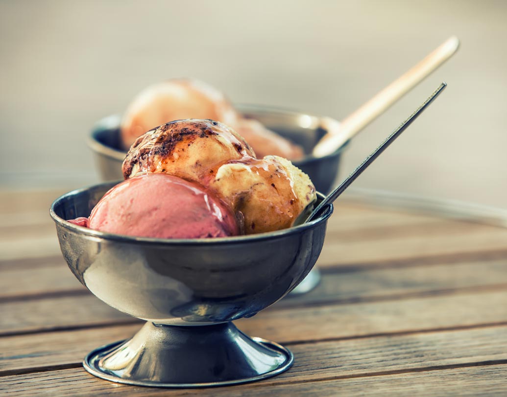 প্রচুর পরিমাণ চিনি থাকার কারণে আইস ক্রিম হাই ক্যালোরি খাবার। যা শরীর গরম করে তোলে।