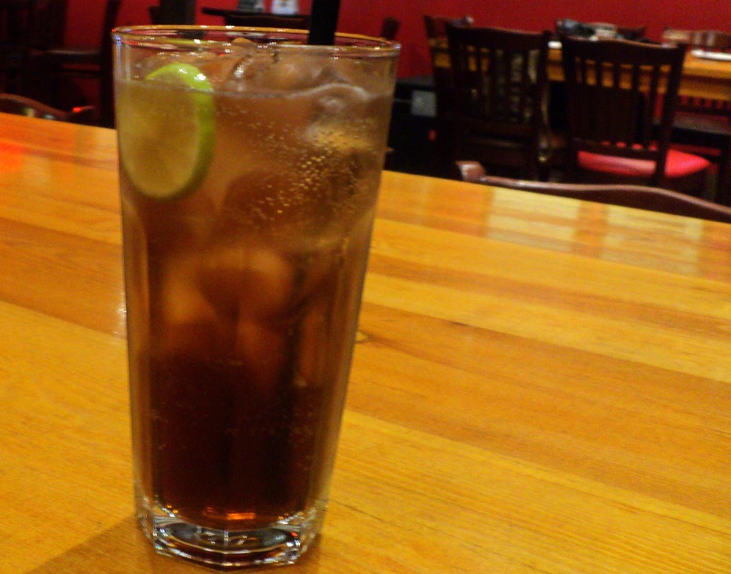 সফট ড্রিঙ্কে ক্যালোরির পরিমাণ বেশি। তাই হজমের জন্য স্বাভাবিক ভাবেই শরীরের মেটাবলিজম রেট বেড়ে যায়। যা শরীর গরম করে তোলে।