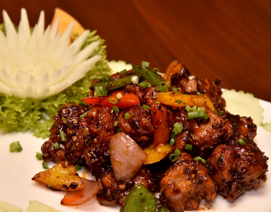 গরম কালে স্পাইসি ফুড এড়িয়ে চলুন। লঙ্কা, আদা, জিরে, দারচিনি জাতীয় খাবার থার্মোজেনিক। যা শরীরে তাপ উত্পন্ন করে মেটাবলিক রেট বাড়িয়ে দেয়।