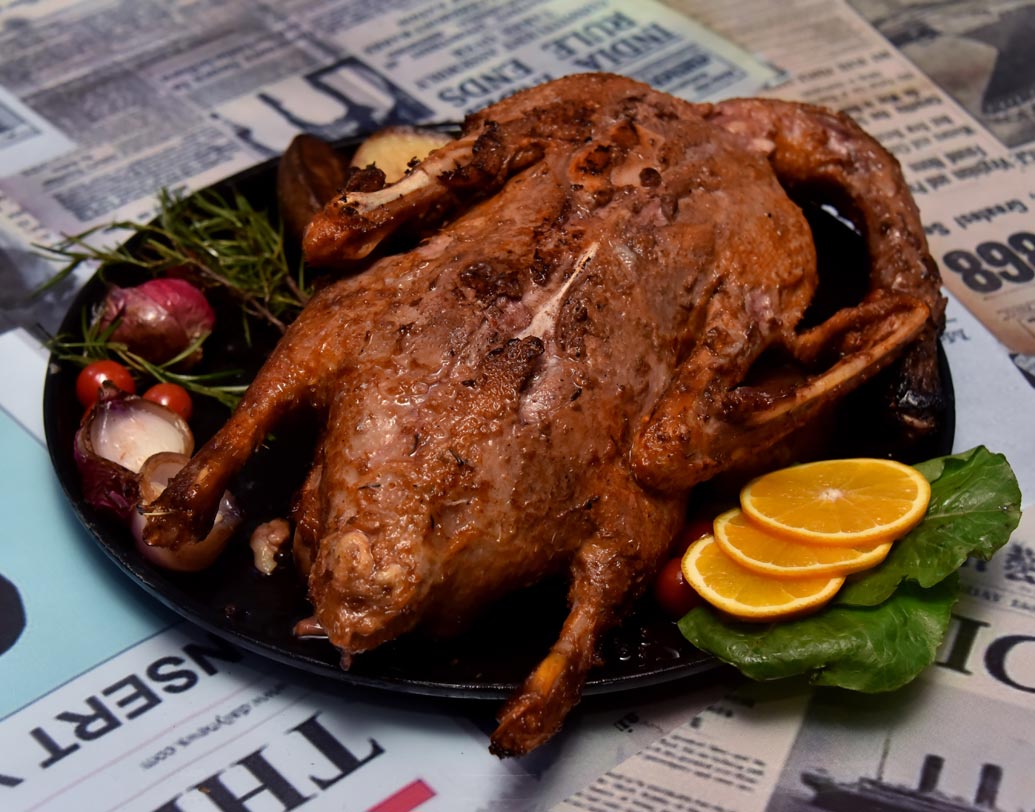 চিকেন, রে়ড মিট, প্রন, স্কুইড, ডিমের মতো আমিষ খাবার গরম কালে এড়িয়ে চলুন। এই সব খাবার শরীর গরম করে।