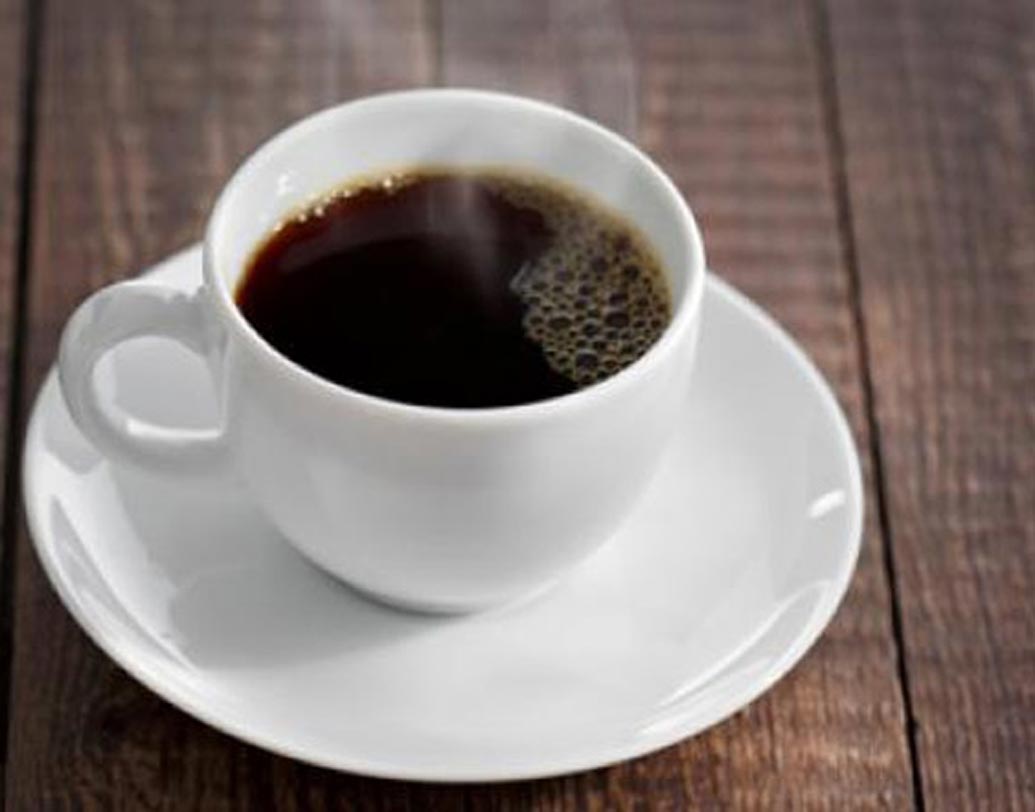 চা, কফি: ক্যাফেইন মধ্যে ডাই-ইউরেটিক। যা শরীর ডিহাইড্রেট করে দেয়। তাই গরম কালে চা, কফি খাওয়া কমিয়ে দিন।