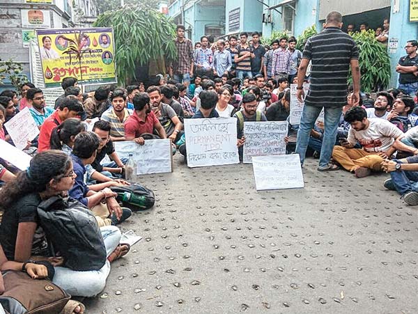 চলছে পড়ুয়াদের অবস্থান-বিক্ষোভ। বুধবার, রাজাবাজারে। নিজস্ব চিত্র