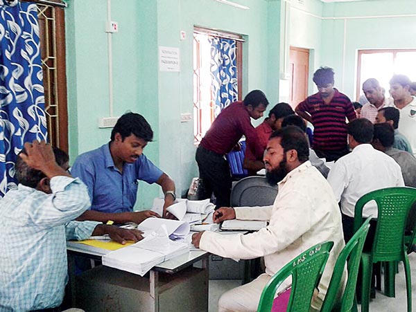 তমলুকে বিডিও অফিসে মনোনয়ন জমা বিজেপি প্রার্থীদের। নিজস্ব চিত্র