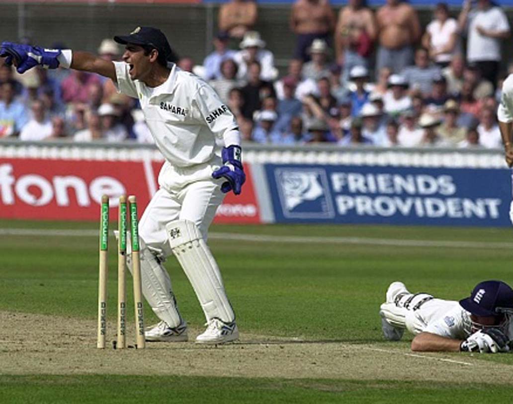 অজয় রাত্রা: উইকেটরক্ষক-ব্যাটসম্যান হিসেবে ভারতীয় দলে সুযোগ পেয়েছিলেন। তেমন ভাবে সফল না হওয়ার পরবর্তীতে পার্থিব পটেল দলে সুযোগ পেয়ে যান। ২০০২ সালে অ্যান্টিগায় ওয়েস্ট ইন্ডিজের বিরুদ্ধে টেস্টে ১১৫ রানের ইনিংস খেলে রেকর্ড করেন তিনি। সব থেকে কম বয়সী ভারতীয় উইকেটরক্ষক হিসেবে এই রেকর্ড করেন রাত্রা।